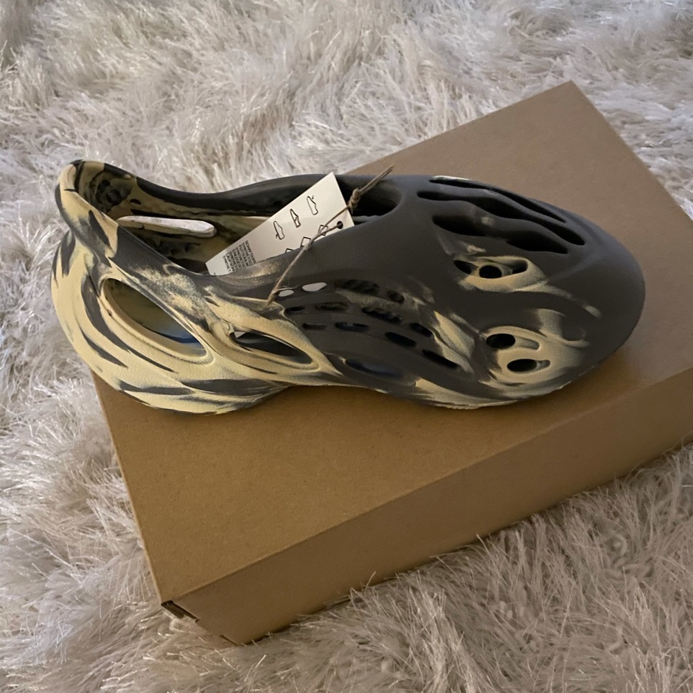 adidas Yeezy Foam RNNR MXT Moon Gray
